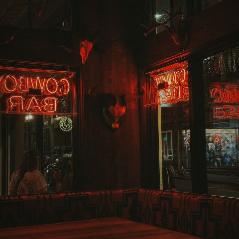 5 Nashville Spots You Need to Know About 👀 (especially if you’re a LOCAL)
Whether you’re craving a quick coffee, a vibey patio hang, or an oversized Italian sandwich you’ll dream about later— we’ve rounded up 5 favorite nearby spots (in no particular order) that hit the mark every time: save this guide for your next bite or hang out! 

🍸 Urban Cowboy Bar - A brand new bar located in The Arcade building. With an Americana-inspired vibe, delicious pizzas by Roberta’s and tasty cocktails for a night out. Close to Broadway—but has a local feel. 

🍨 Lola’s European Café - A quick walk away and serving in-house made gelato and good coffee. It’s giving European summer, no passport needed.

🍅 All’Antico Vinaio - Straight from Florence to Midtown, these sandwiches are MASSIVE, fresh and worth every bite. Close, fast and delicious! 

🍷 Sauced - Natural wines, rotating food pop-ups, DJ nights and the dreamiest candle lit patio. Located in Germantown just a few minutes away, it’ll be a whole vibe for your next evening out.

☕️ Silver Fox Coffee Lounge - Also brand new and located on Music Row, this minimal, cozy coffee spot is perfect for a mid-morning coffee date, study session and caffeine fix. 

We love supporting local— try a few and tell us what you think! ✨

#local #localnashville #foodguide #nashvilletn #nashville #livelocal #apartmentsinnashville #nashvilleapartments #midtown