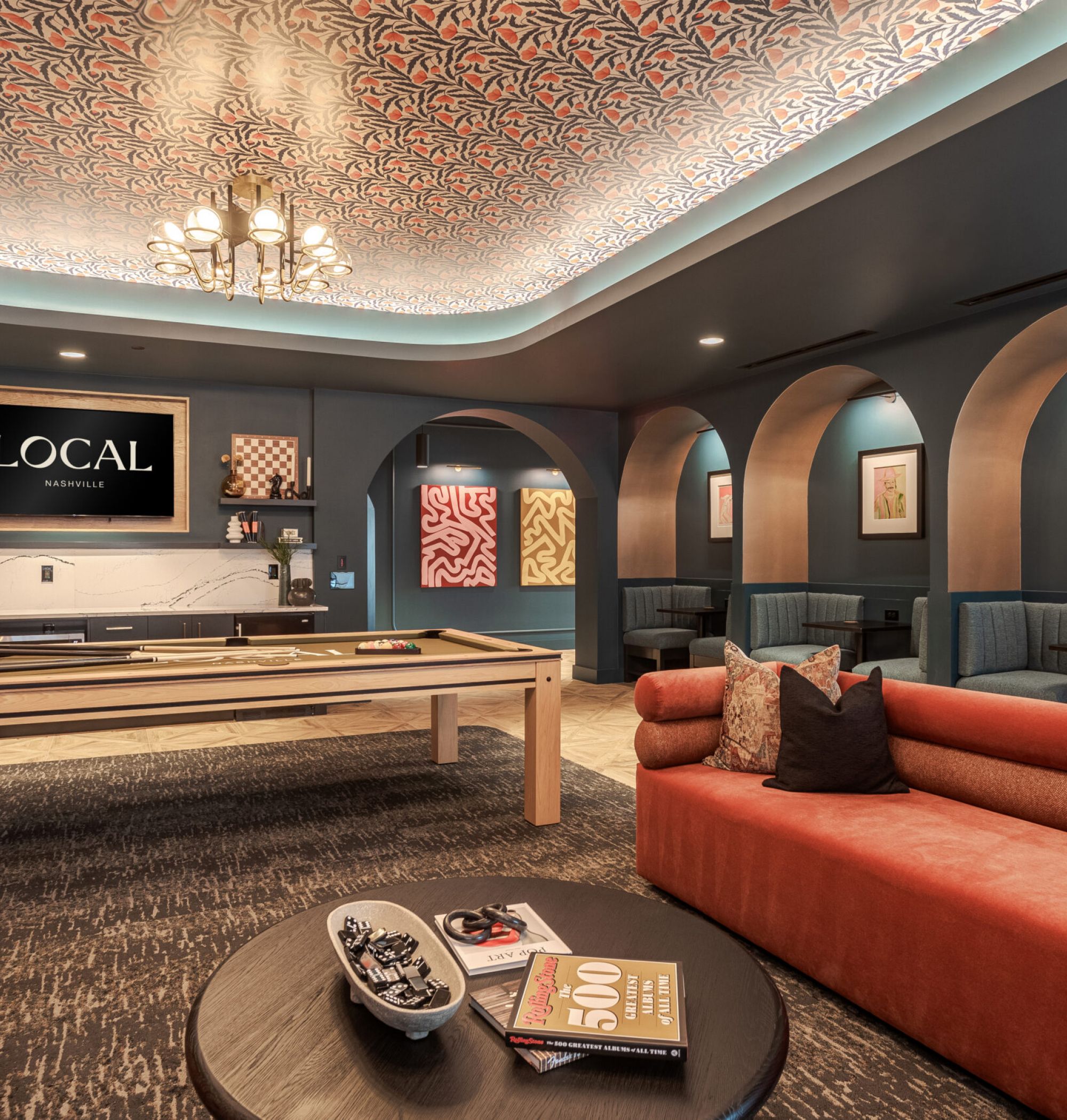 LOCAL Nashville Apartments clubhouse gaming area with private sitting nooks, billiards table, and bar seating
