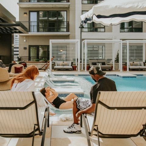 Who says Mondays can’t feel like a staycation? ☀️

#local #livelocal #localnashville #nashvilletn #apartmentsinnashville #nashvilleapartments #highrise #amenities #poolside