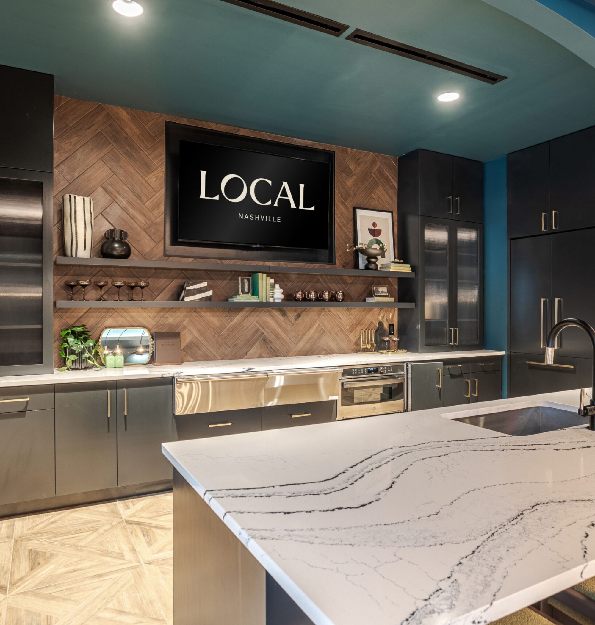 LOCAL Nashville Apartments clubhouse kitchen with plenty of seating, modern furnishings, and wet bar