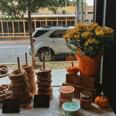 The temperature is dropping this week, so naturally we brought out the pumpkin spice. ☕️

A little fall breakfast with our favorite LOCALS! Thanks to everyone who stopped by!

#livelocal #nashvilleapartments #midtownnashville #residentevents #apartmentsinnashville